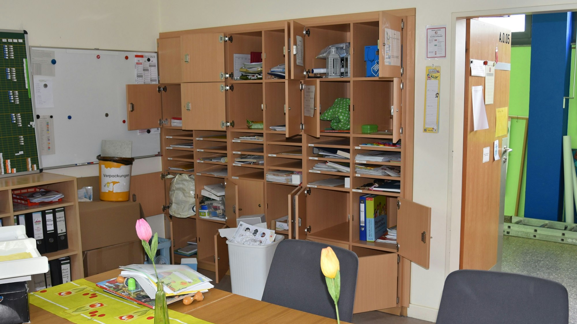 In einem Lehrerzimmer sind mehrere Lehrerfächer aufgebrochen, der Inhalt liegt auf dem Boden verstreut.