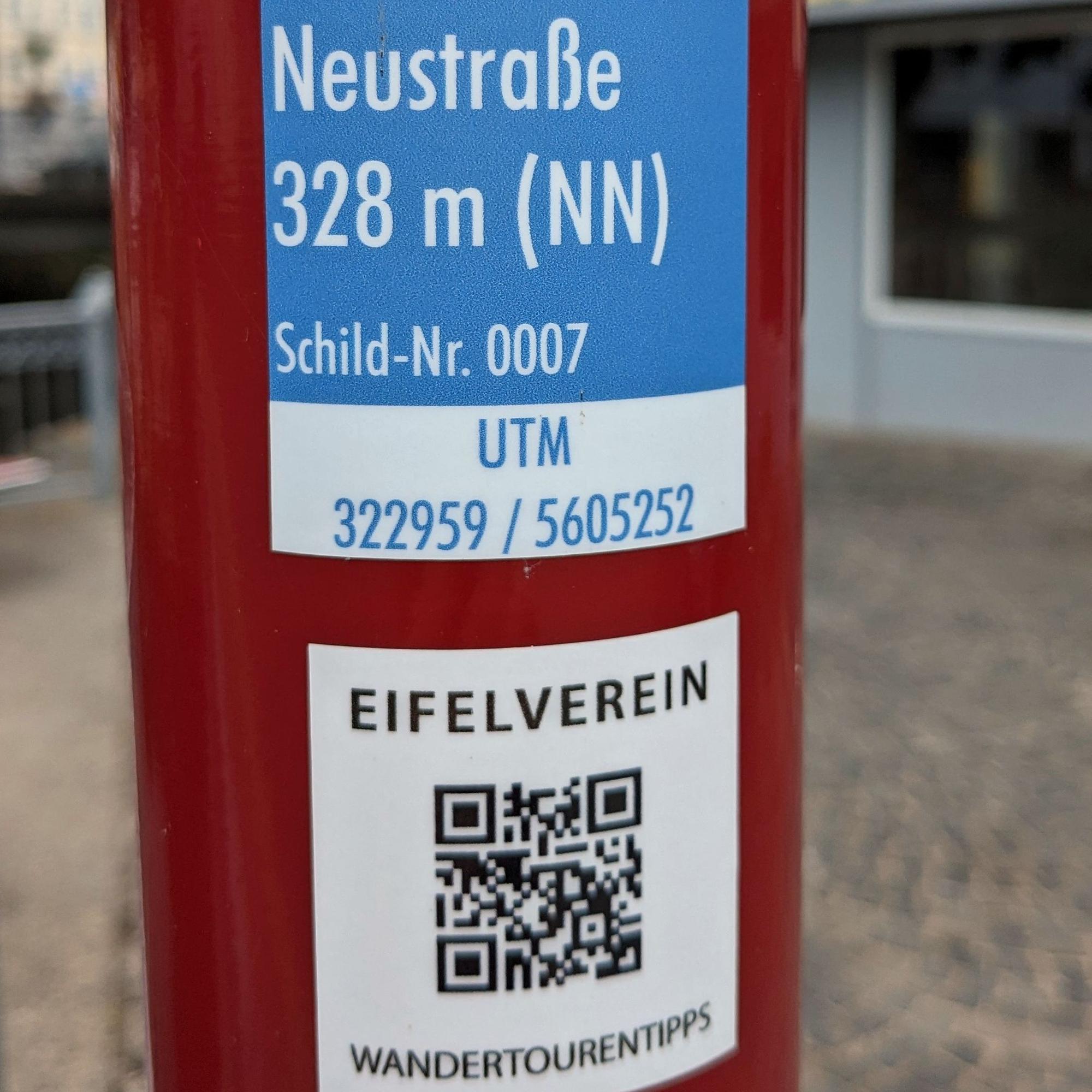 Eifelsteig-Markierung mit Zusatz-Infos.