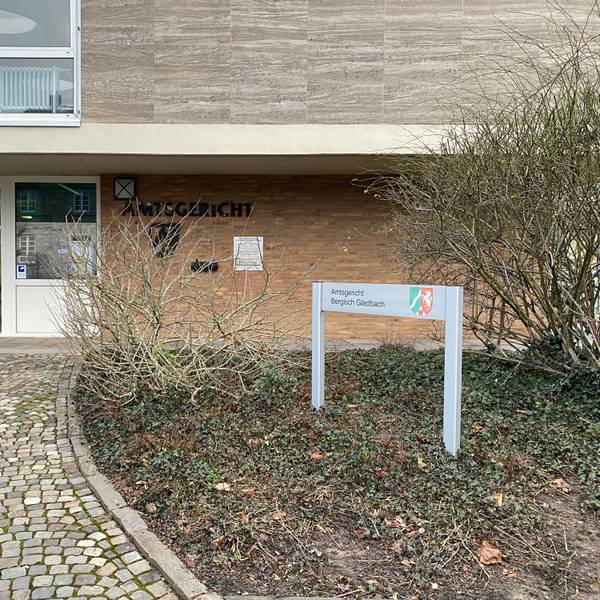 Der Eingang zum Amtsgericht Bergisch Gladbach in Bensberg.