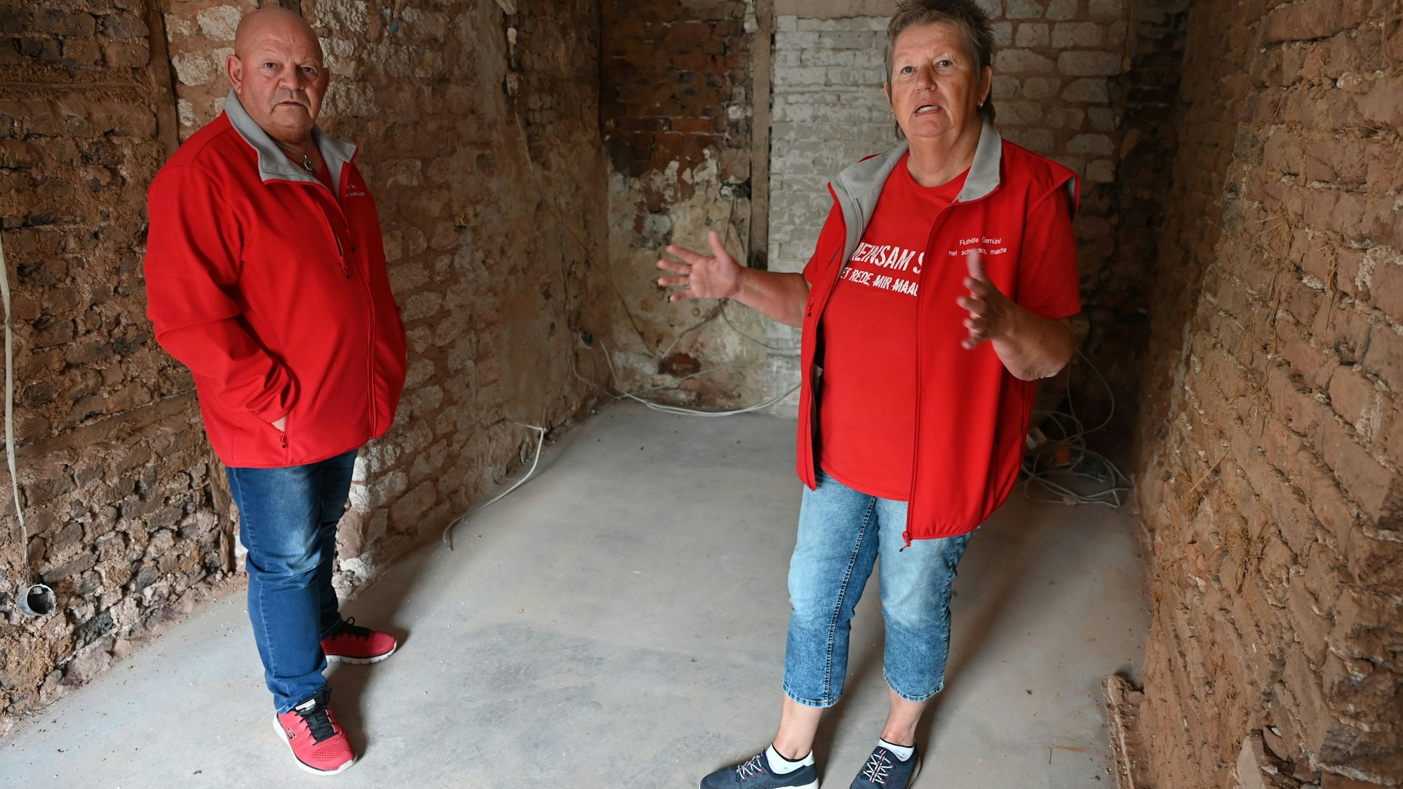 Die Mießelers in einem Raum, in dem der Putz abgeschlagen wurde, damit die Wände trocknen konnten.