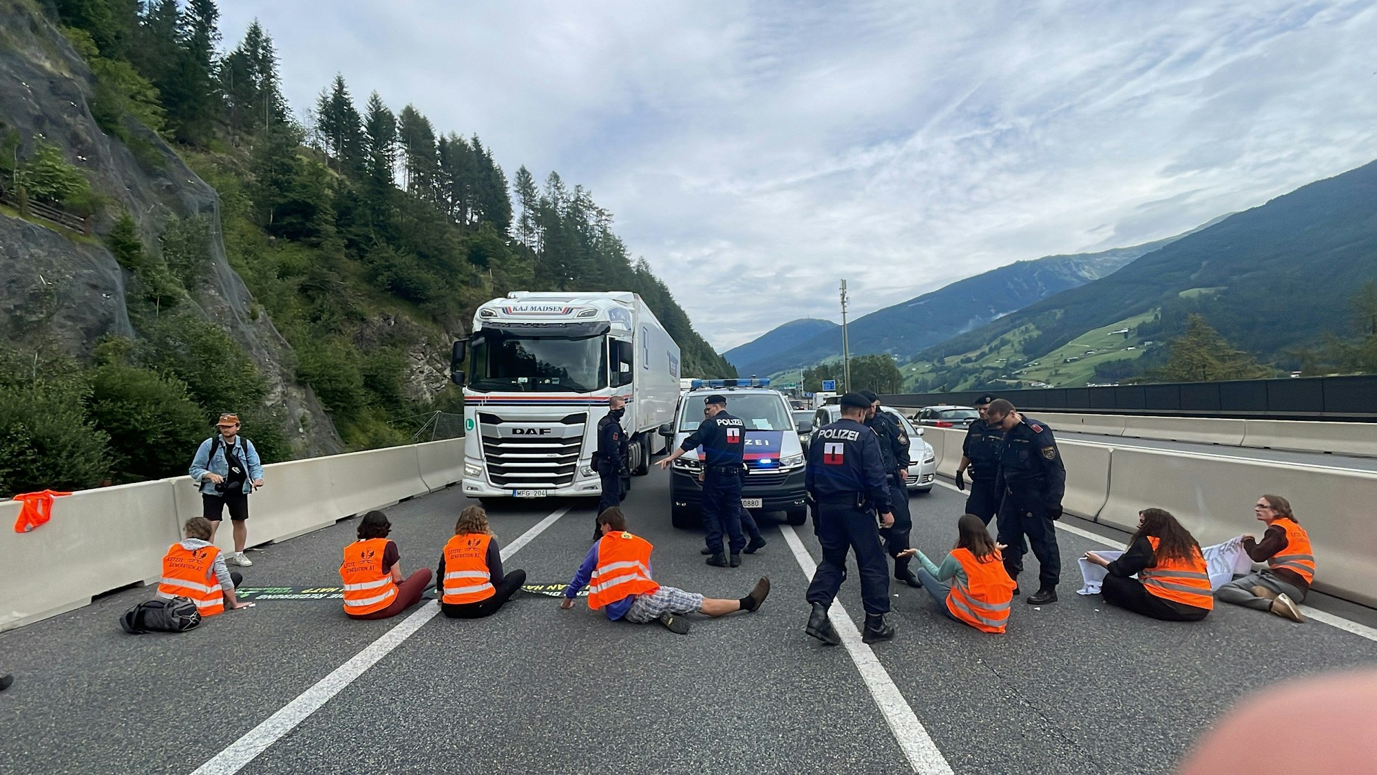 Klimaaktivisten der Gruppierung „Letzte Generation“ blockieren die Brennerautobahn (A13) in Tirol nahe Matrei am Brenner.