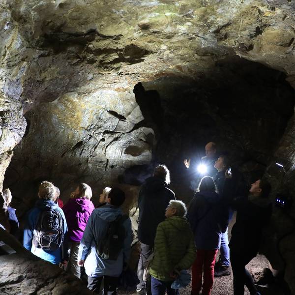 Ein Höhlenforscher erklärt einer Gruppe die Aggertalhöhle bei Engelskirchen-Ründeroth.
