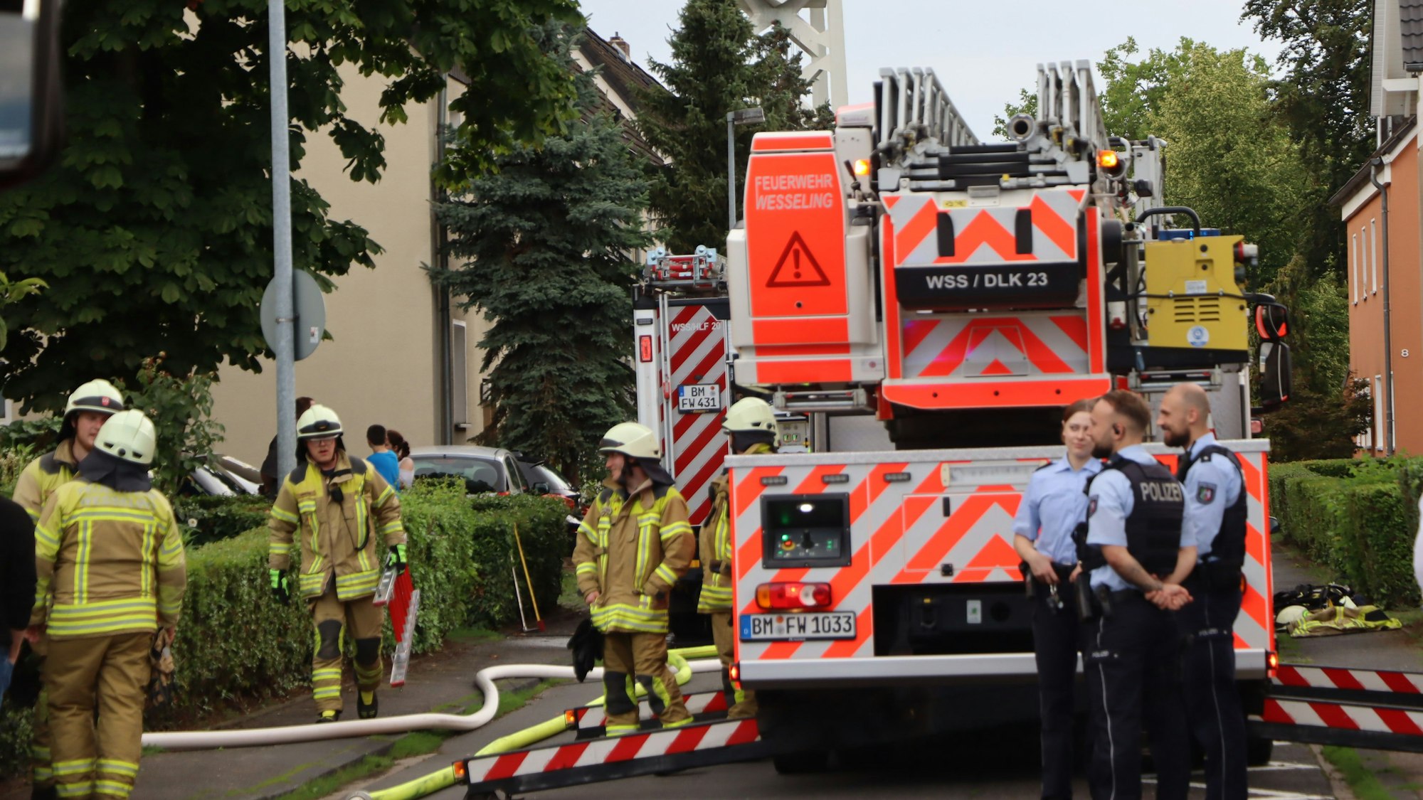 Einsatzkräfte von Polizei und Feuerwehr beim Einsatz.