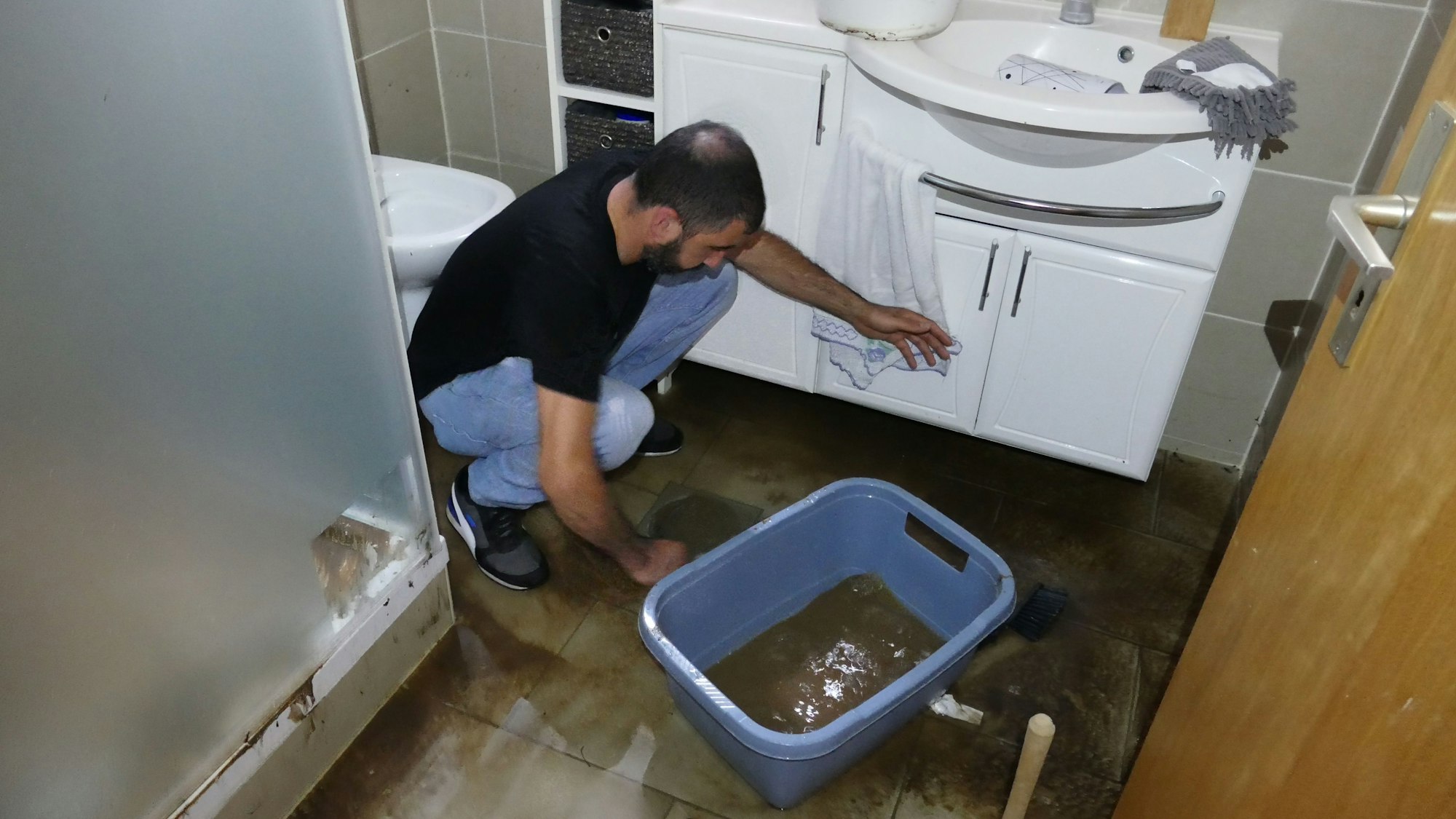 Keine schöne Bescherung: Wasser und Schlamm drückten von unten durch die Abflüsse.