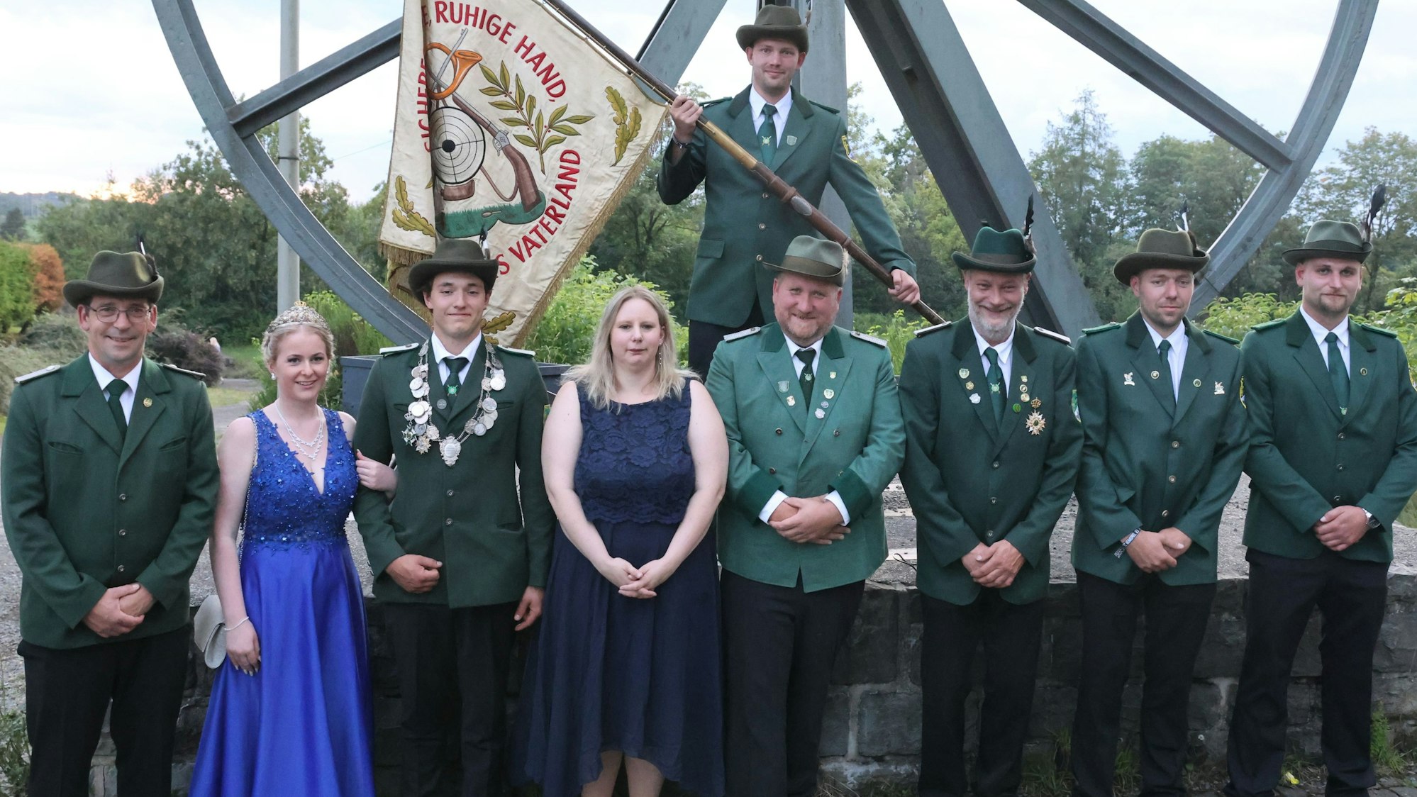 Ein Gruppenfoto mit Schützenkönig und Fahne.