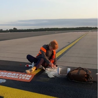Letzte Generation legt Flughafen lahm.