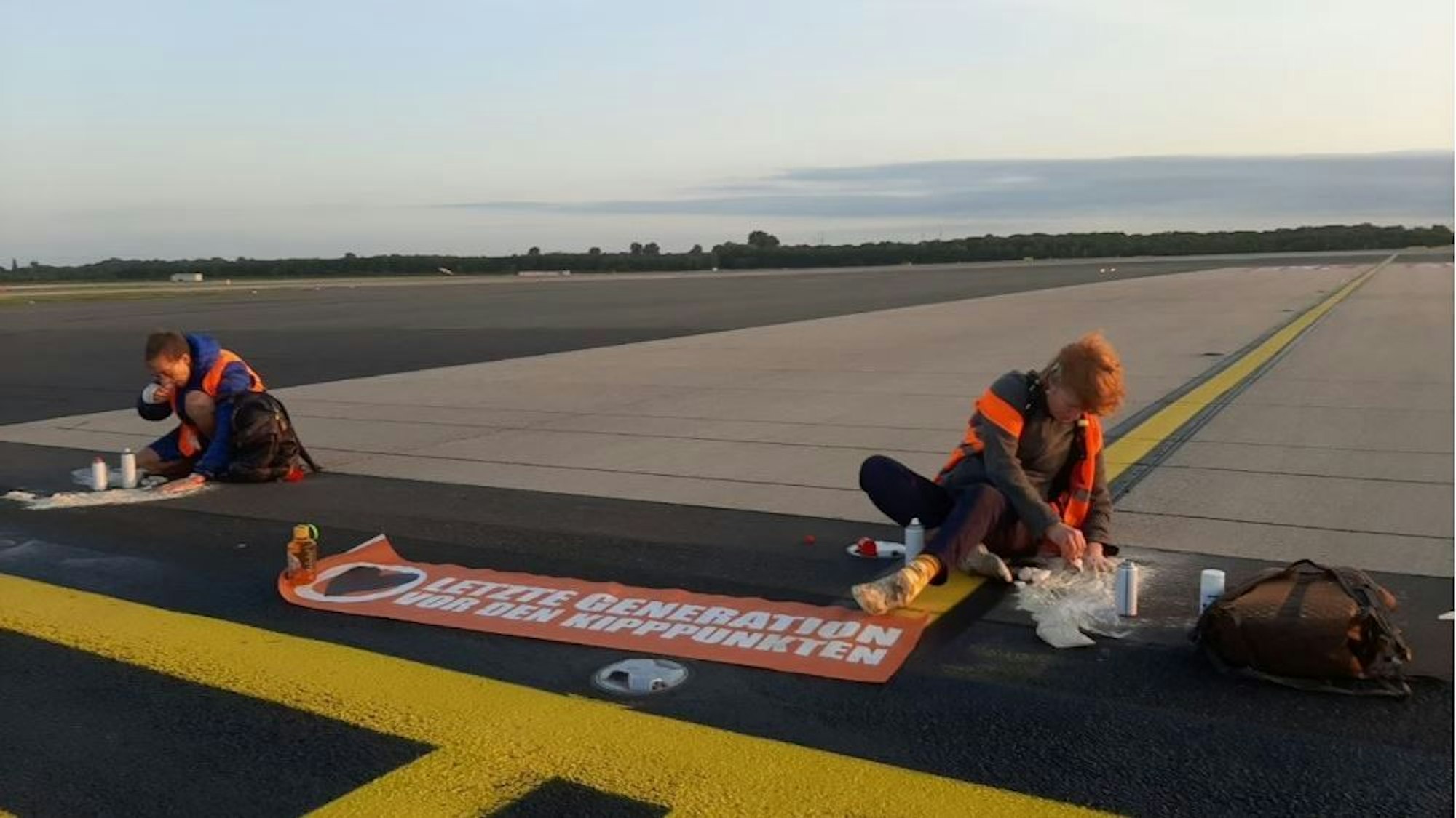 Letzte Generation legt Flughafen lahm.