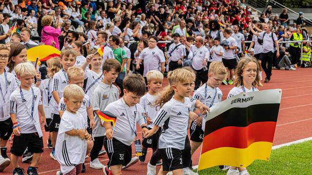 Die deutschen Teilnehmer der World Dwarf Games für Kleinwüchsige laufen ins Stadion ein.