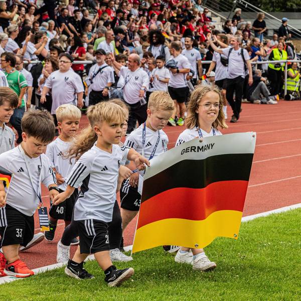 Die deutschen Teilnehmer der World Dwarf Games für Kleinwüchsige laufen ins Stadion ein.