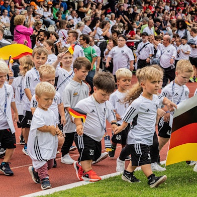 Die deutschen Teilnehmer der World Dwarf Games für Kleinwüchsige laufen ins Stadion ein.