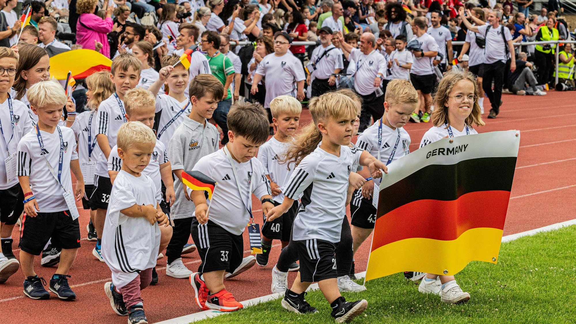 Die deutschen Teilnehmer der World Dwarf Games für Kleinwüchsige laufen ins Stadion ein.