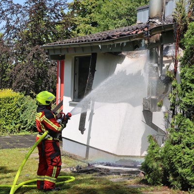 Bild von zwei Feuerwehrleuten, die löschen.
