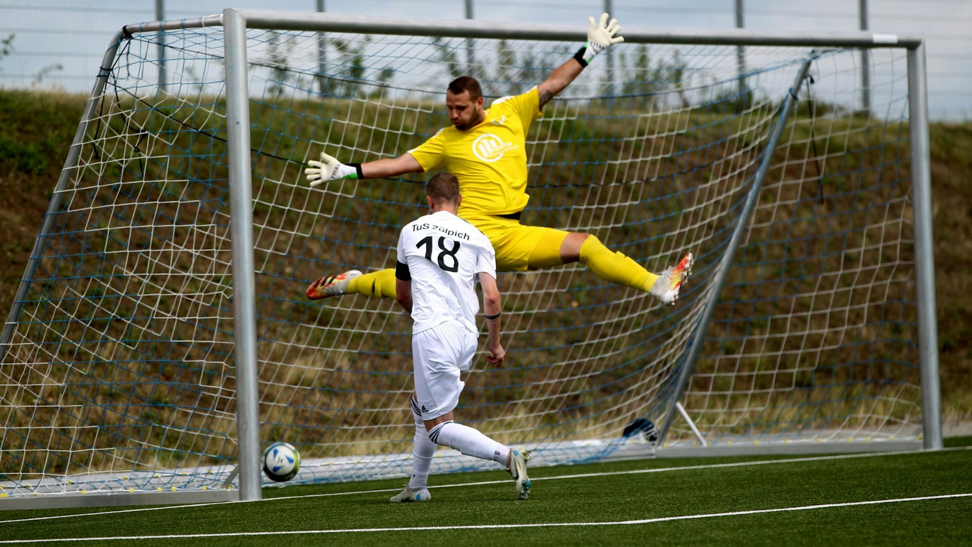 Torhüter Dominik Schöpfer versucht einen Ball abzuwehren.