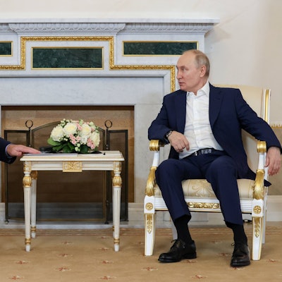 Ein Foto der russischen staatlichen Nachrichtenagentur Tass zeigt den Diktator von Belarus, Alexander Lukaschenko (l.), im Gespräch mit Kremlchef Wladimir Putin. Polen spricht nach der Verlegung russischer Wagner-Truppen nach Belarus von einer „bedrohlichen Situation“.