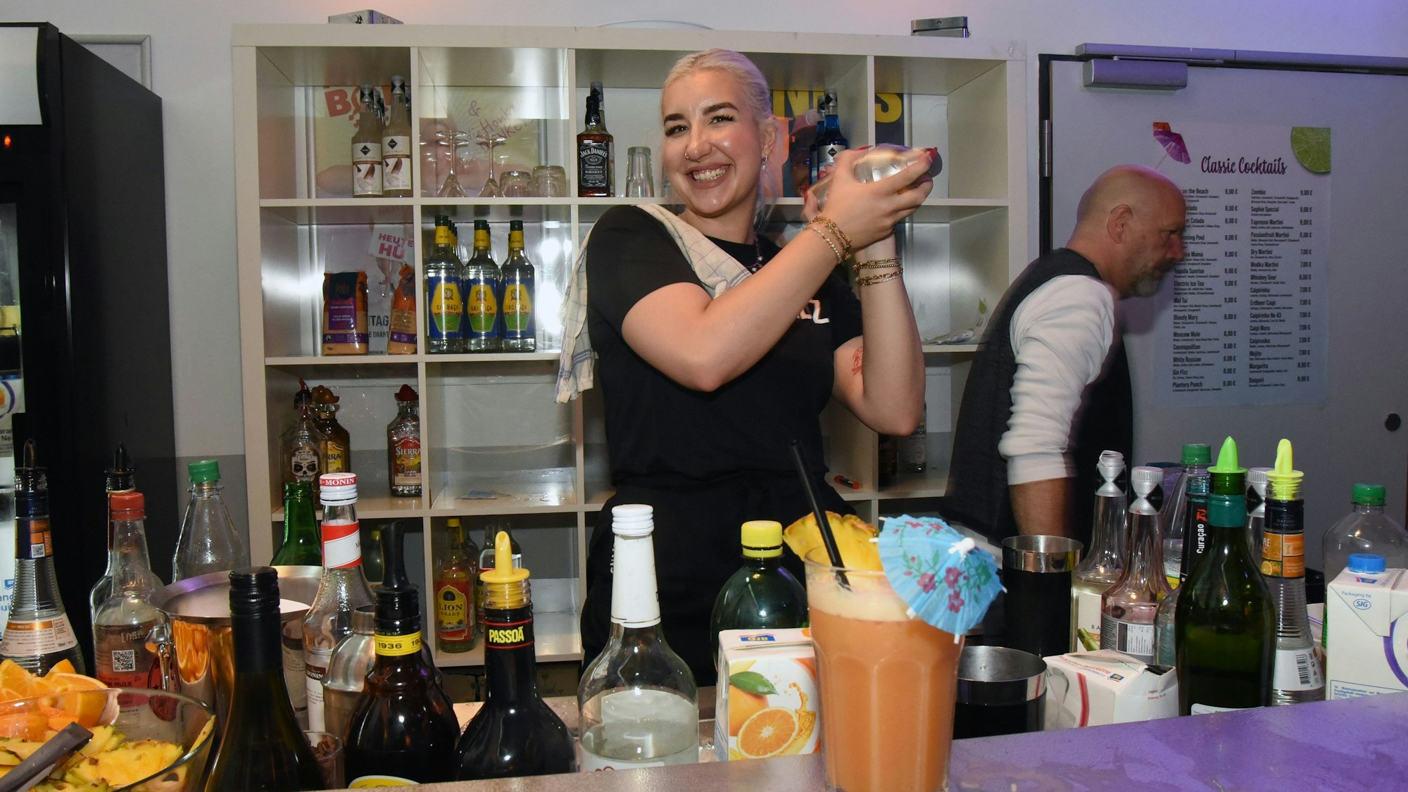 Zu sehen ist eine Barkeeperin.