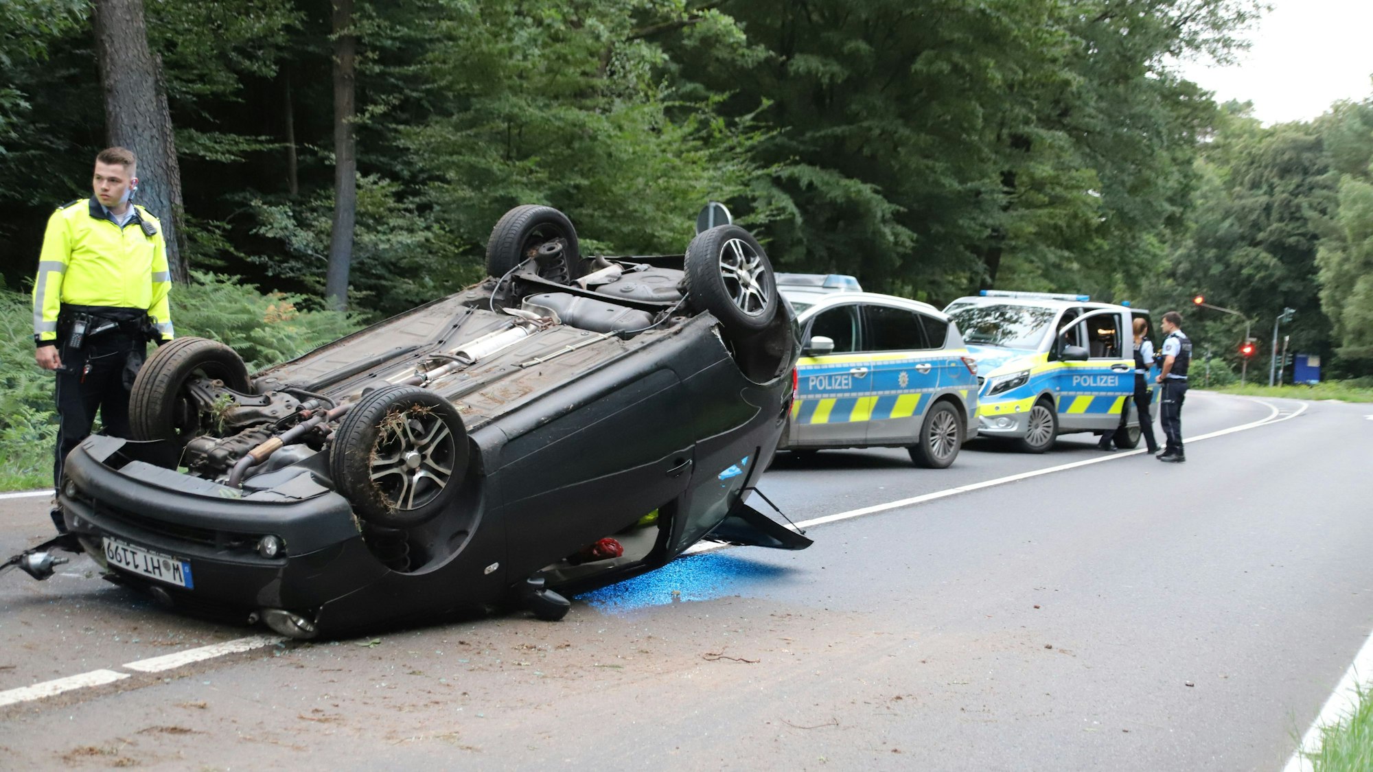 Bei einem Unfall auf der Altenrather Straße hat sich ein Auto aus Wuppertal überschlagen, der 23 Jahre alte Fahrer erlitt leichte Verletzungen.