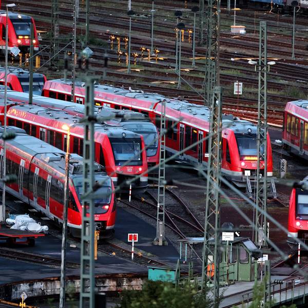 Regionalzüge vor dem Bahnhof Köln-Deutz