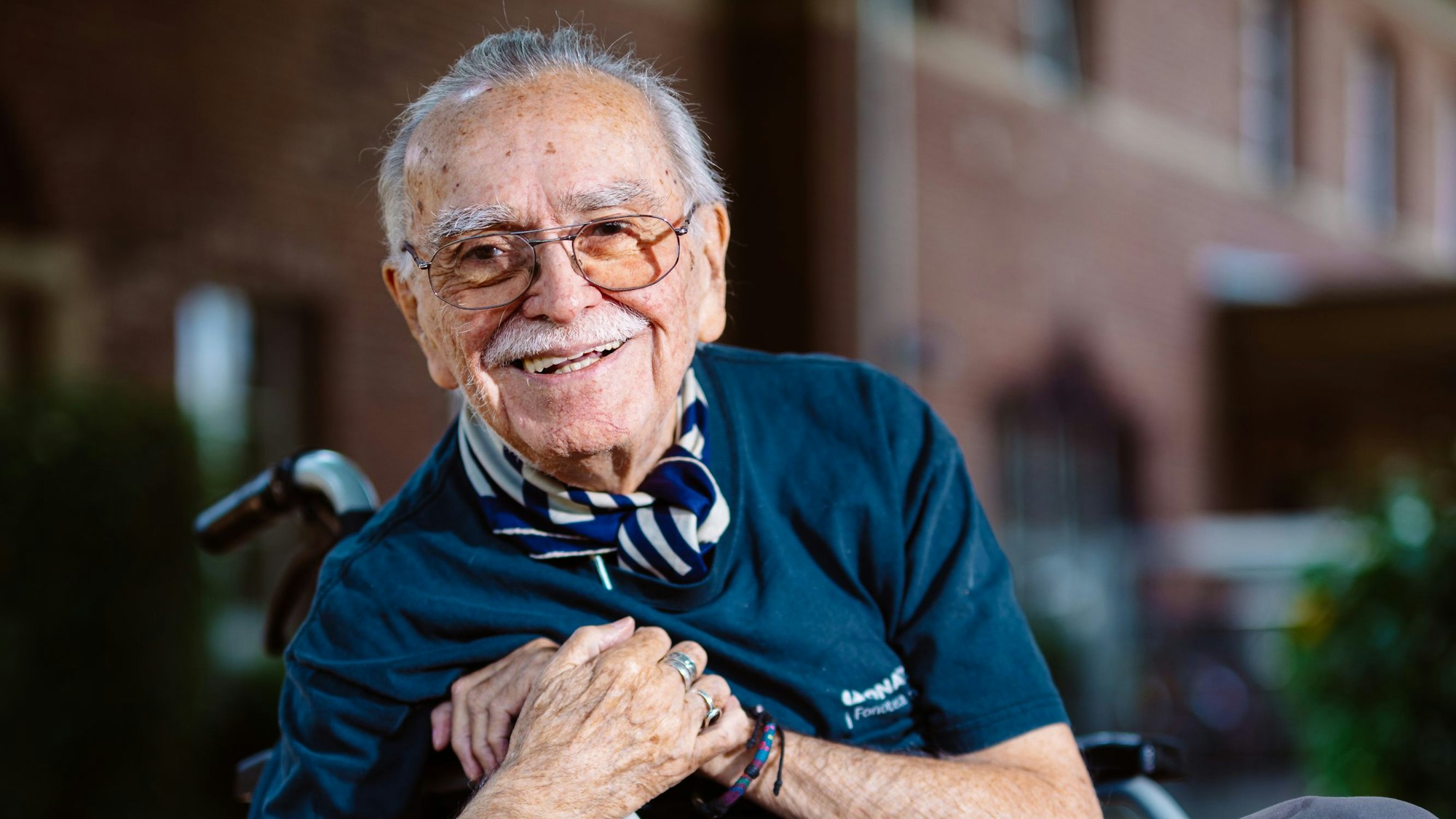 Ein alter Mann lächelt in die Kamera.