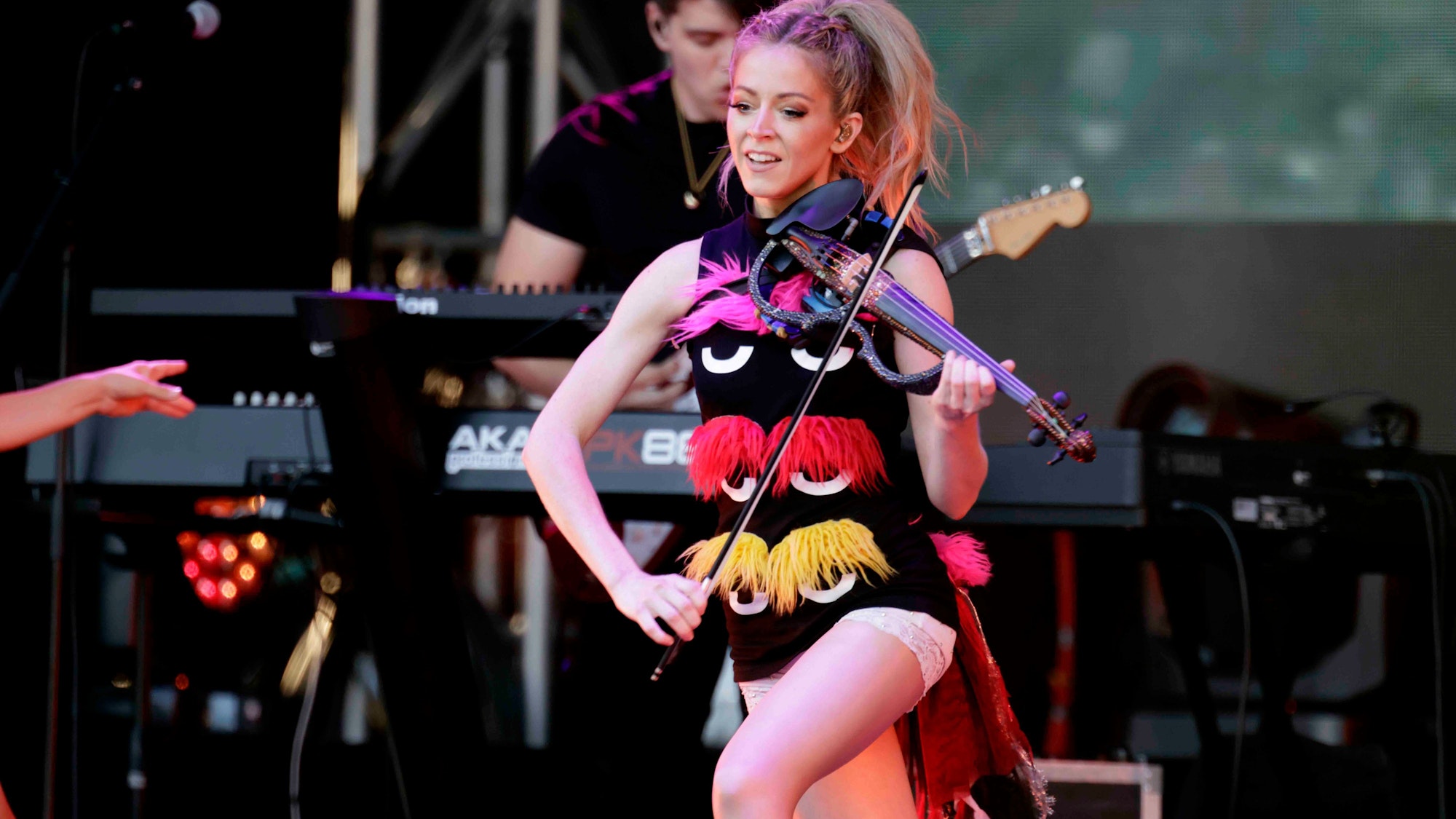 Die Geigerin  Lindsey Stirling  auf dem Roncalliplatz.