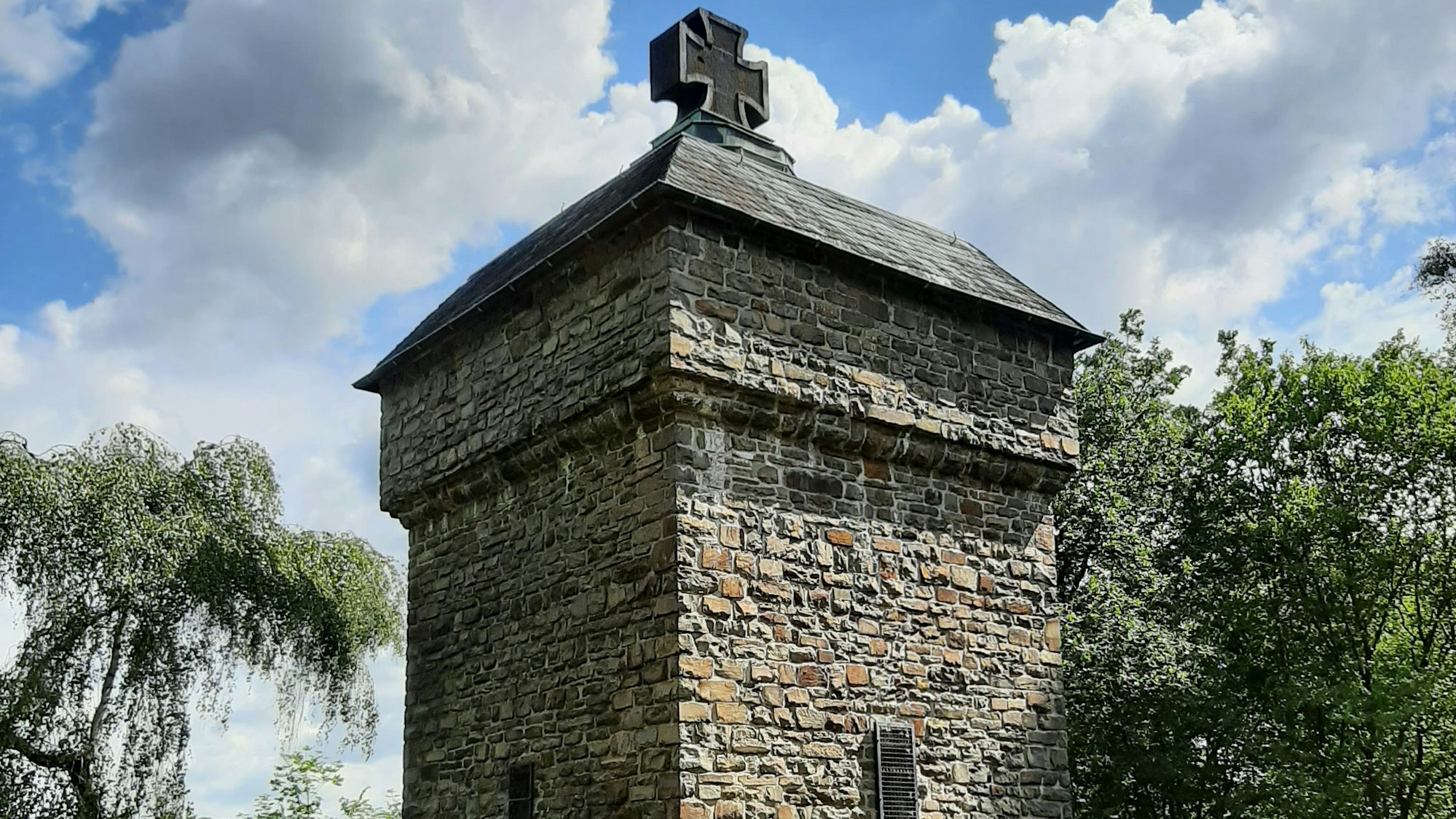 Zu sehen ist ein gemauertes Kriegerdenkmal.