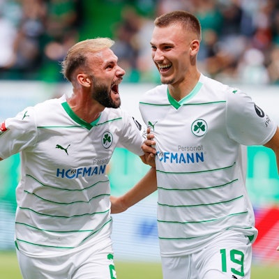 Erlebt eine bislang gute Leihe nach Fürth: Tim Lemperle (r.).