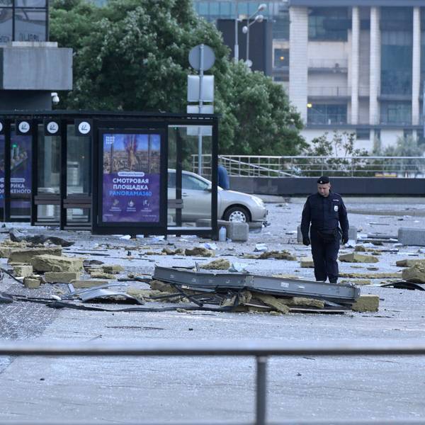 Ein Ermittler untersucht einen Bereich neben dem beschädigten Wolkenkratzer im Geschäftsviertel „Moscow City “nach einem Drohnenangriff in Moskau. Die russische Hauptstadt Moskau ist erneut zum Ziel eines Drohnenangriffs geworden.