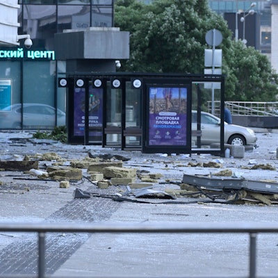Ein Ermittler untersucht einen Bereich neben dem beschädigten Wolkenkratzer im Geschäftsviertel „Moscow City “nach einem Drohnenangriff in Moskau. Die russische Hauptstadt Moskau ist erneut zum Ziel eines Drohnenangriffs geworden.
