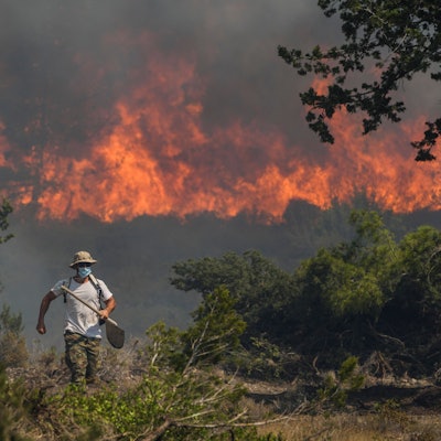 Westlich von Athen lodern die Flammen (Symbolbild).