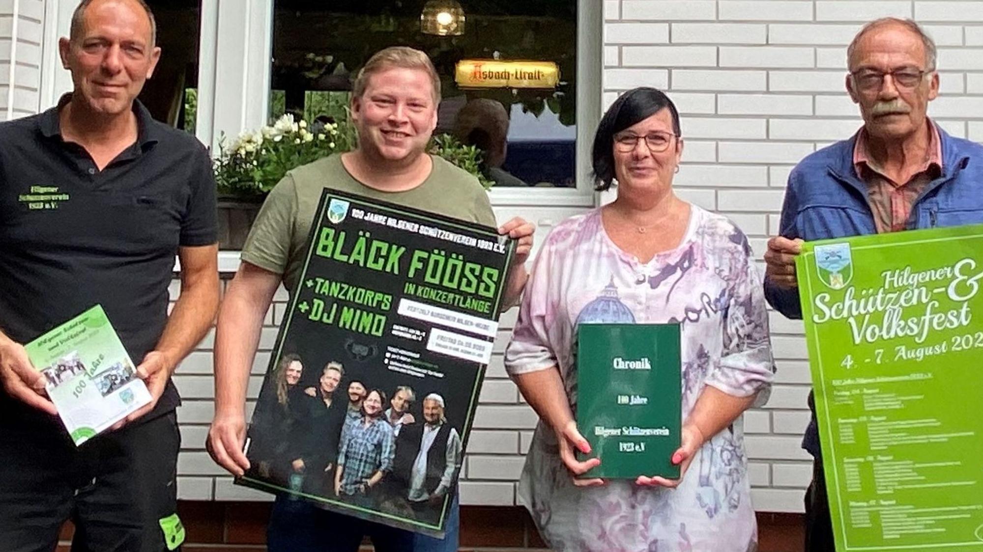 Der Vorsitzende der Hilgener Schützen, Roger Dabringhaus, Geschäftsführer Kevin Alsmann, Kassiererin Anja Karsch und der amtierende Hilgener Schützenkönig Eberhard Gerlach stehen vor dem Heim.