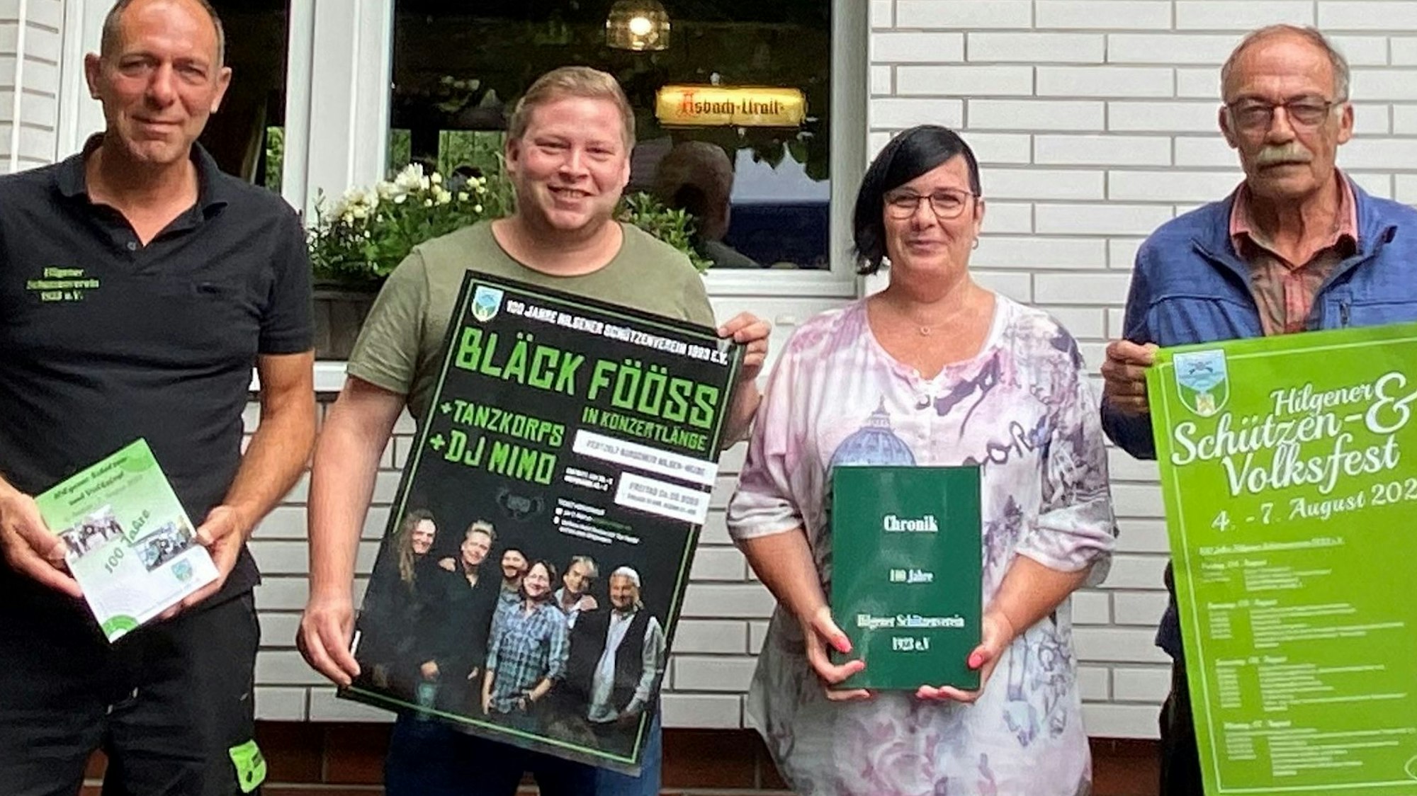 Der Vorsitzende der Hilgener Schützen, Roger Dabringhaus, Geschäftsführer Kevin Alsmann, Kassiererin Anja Karsch und der amtierende Hilgener Schützenkönig Eberhard Gerlach stehen vor dem Heim.