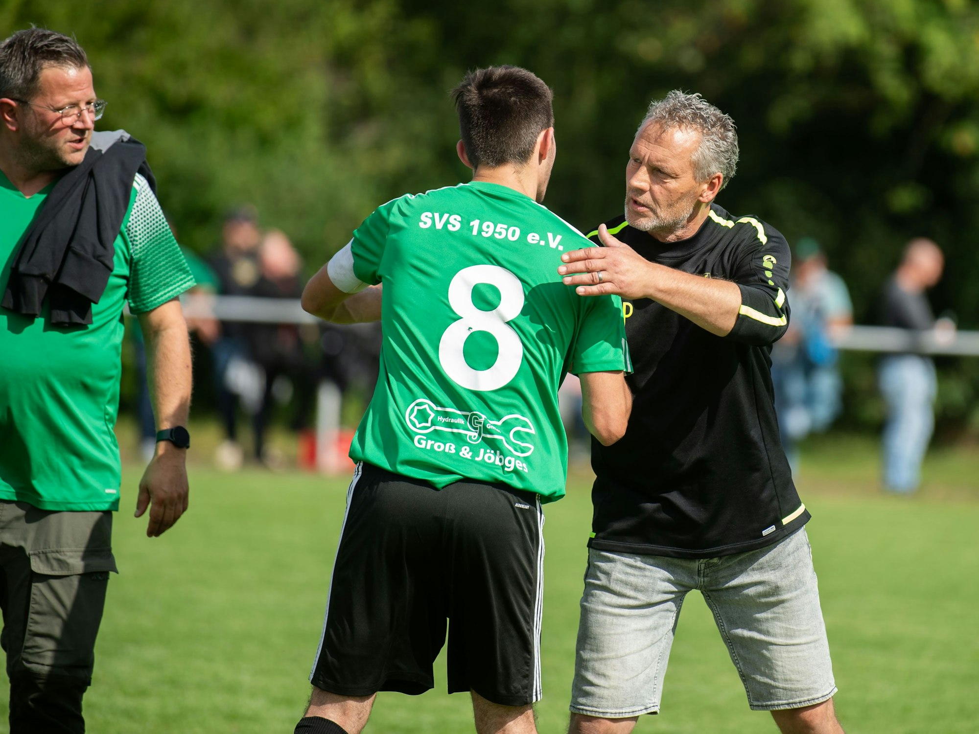 Wolfgang Prieß gibt Dominik Dreßen die Hand und klopft ihm auf die Schulter.
