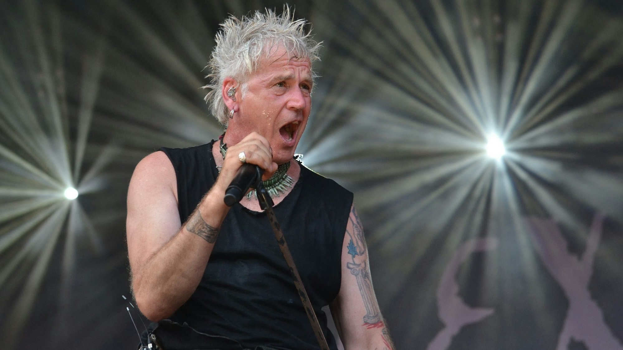 Das Bild zeigt Michael Rhein, den Frontsänger der Band In Extremo, bei einem Konzert.