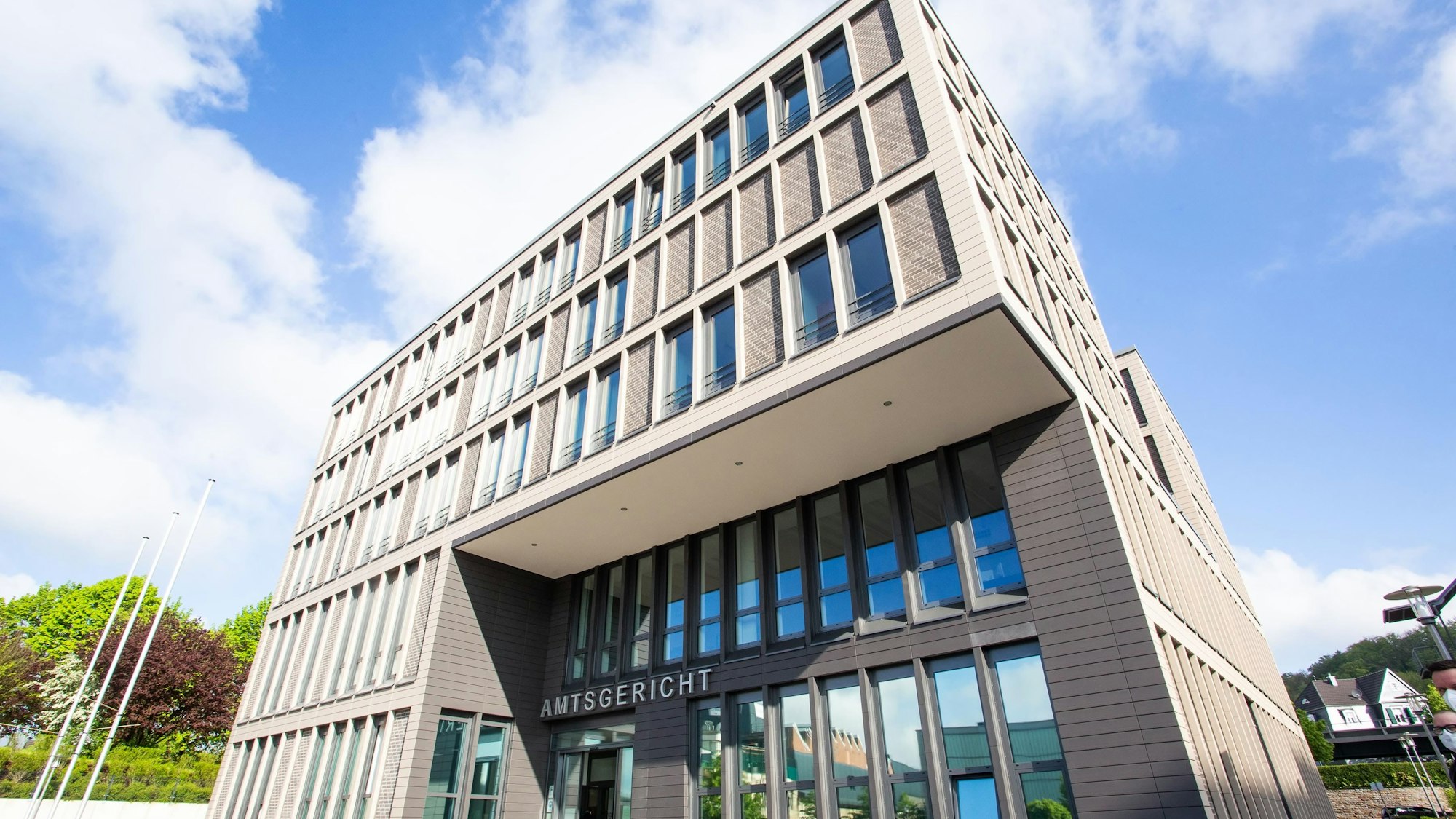 Das Foto zeigt eine Außenaufnahme des Amtsgerichts in Gummersbach