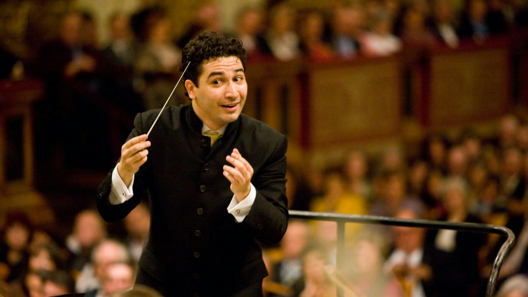 Designierter GMD der Stadt Köln und Gürzenich-Kapellmeister Andrés Orozco-Estrada wird ab 2025/26 den Stab von François-Xavier Roth übernehmen.