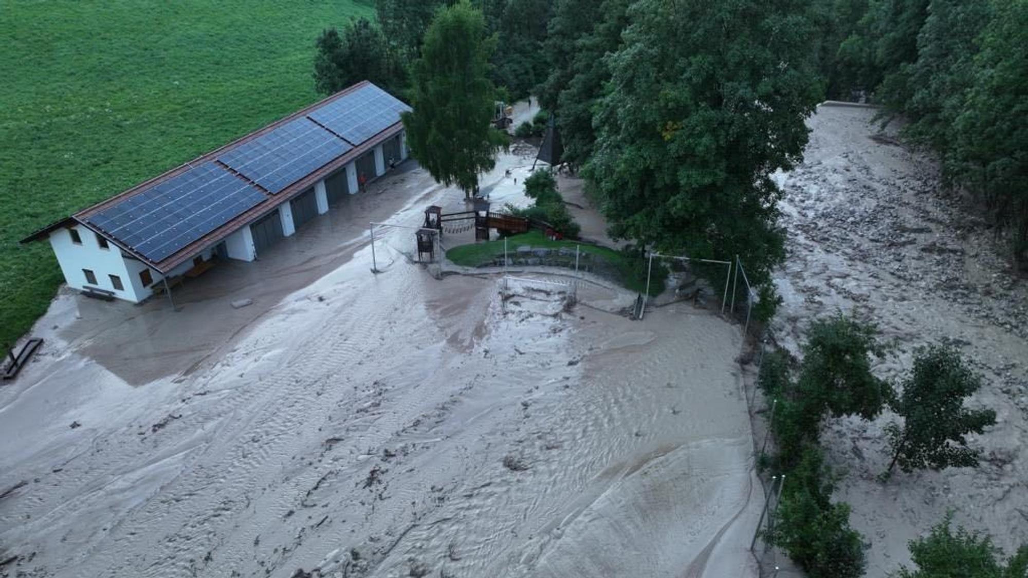 HANDOUT - 30.07.2023, Italien, Oberes Pustertal: Schlamm und Wasser im oberen Pustertal in Sütdirol. Lokal heftige Gewitter mit Starkregen haben am Abend des 29.07.2023 zu größeren Schäden geführt. Der Furkelbach hat in Gassl/Olang mehrere Brücken mit sich gerissen sowie Straßen und Gebäude vermurt. Die kurzen, aber intensiven Gewitter hinterließen in Teilen der nördlichsten Provinz Italiens teils schwere Schäden. (Handout wurde am 30.07. zur Verfügung gestellt) Foto: -/LFV Sütdirol/dpa - ACHTUNG: Nur zur redaktionellen Verwendung im Zusammenhang mit der aktuellen Berichterstattung und nur mit vollständiger Nennung des vorstehenden Credits +++ dpa-Bildfunk +++