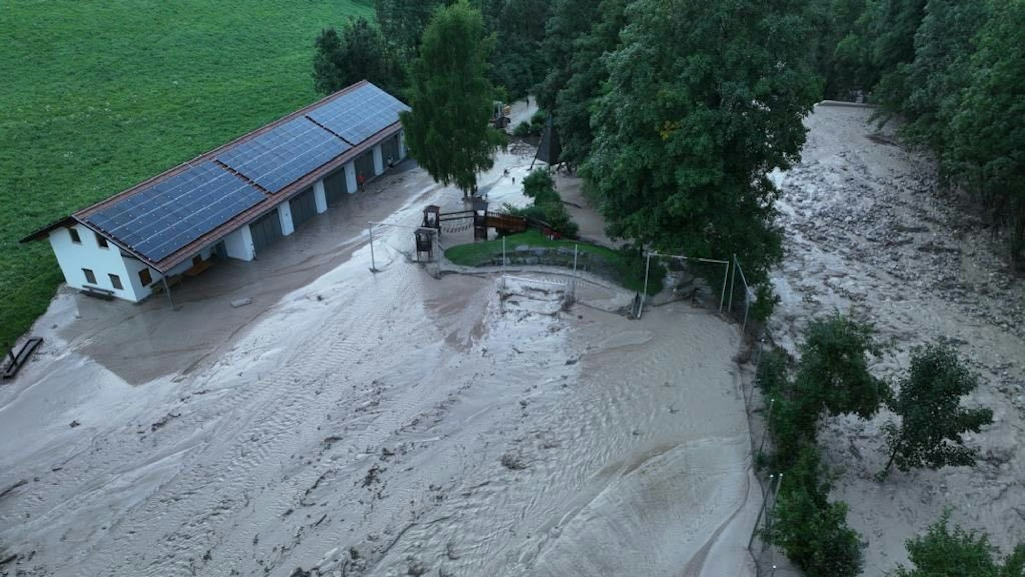 HANDOUT - 30.07.2023, Italien, Oberes Pustertal: Schlamm und Wasser im oberen Pustertal in Sütdirol. Lokal heftige Gewitter mit Starkregen haben am Abend des 29.07.2023 zu größeren Schäden geführt. Der Furkelbach hat in Gassl/Olang mehrere Brücken mit sich gerissen sowie Straßen und Gebäude vermurt. Die kurzen, aber intensiven Gewitter hinterließen in Teilen der nördlichsten Provinz Italiens teils schwere Schäden. (Handout wurde am 30.07. zur Verfügung gestellt) Foto: -/LFV Sütdirol/dpa - ACHTUNG: Nur zur redaktionellen Verwendung im Zusammenhang mit der aktuellen Berichterstattung und nur mit vollständiger Nennung des vorstehenden Credits +++ dpa-Bildfunk +++