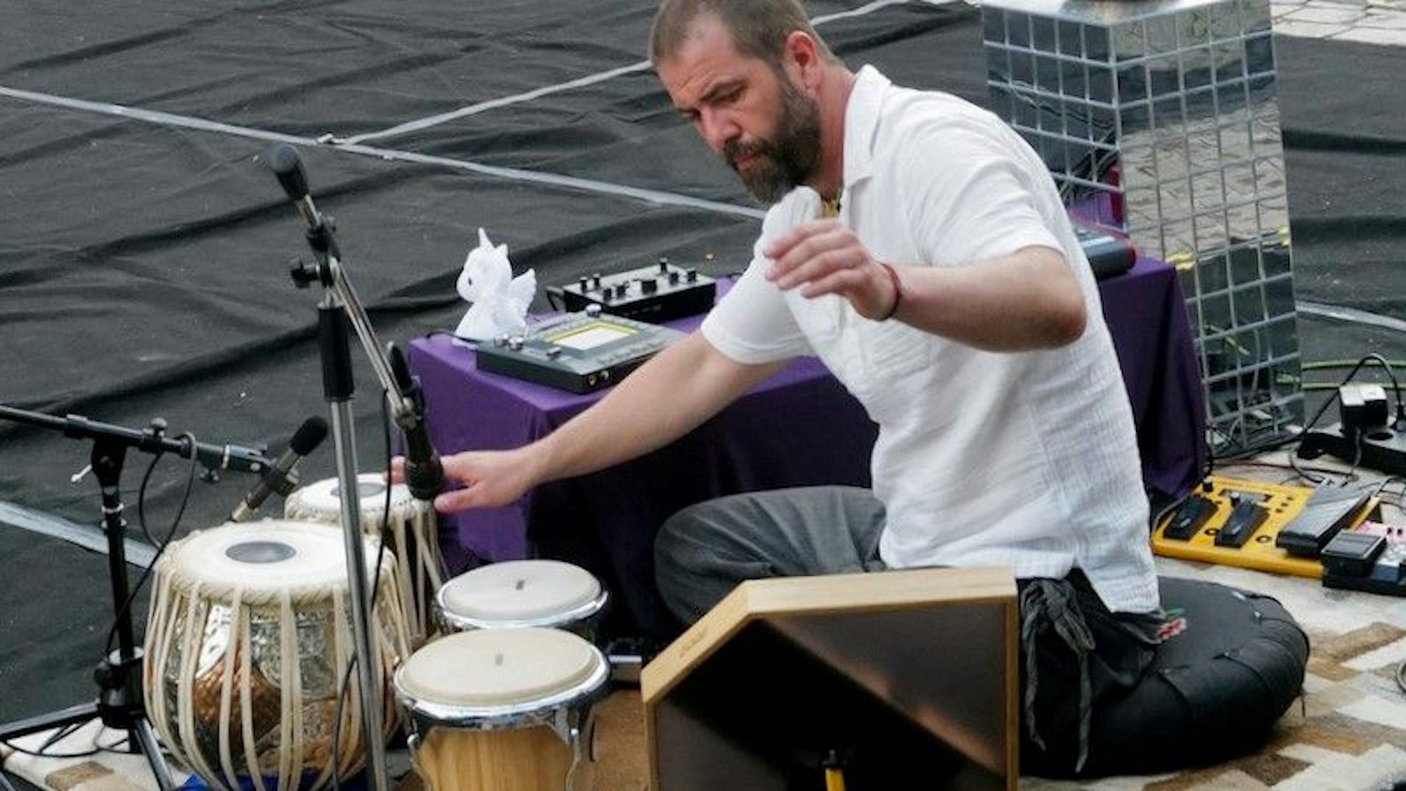 Klangkünstler Alan Ropoša bewegte sich gleichermaßen eindringlich durch sphärische Klänge und Popsongs.