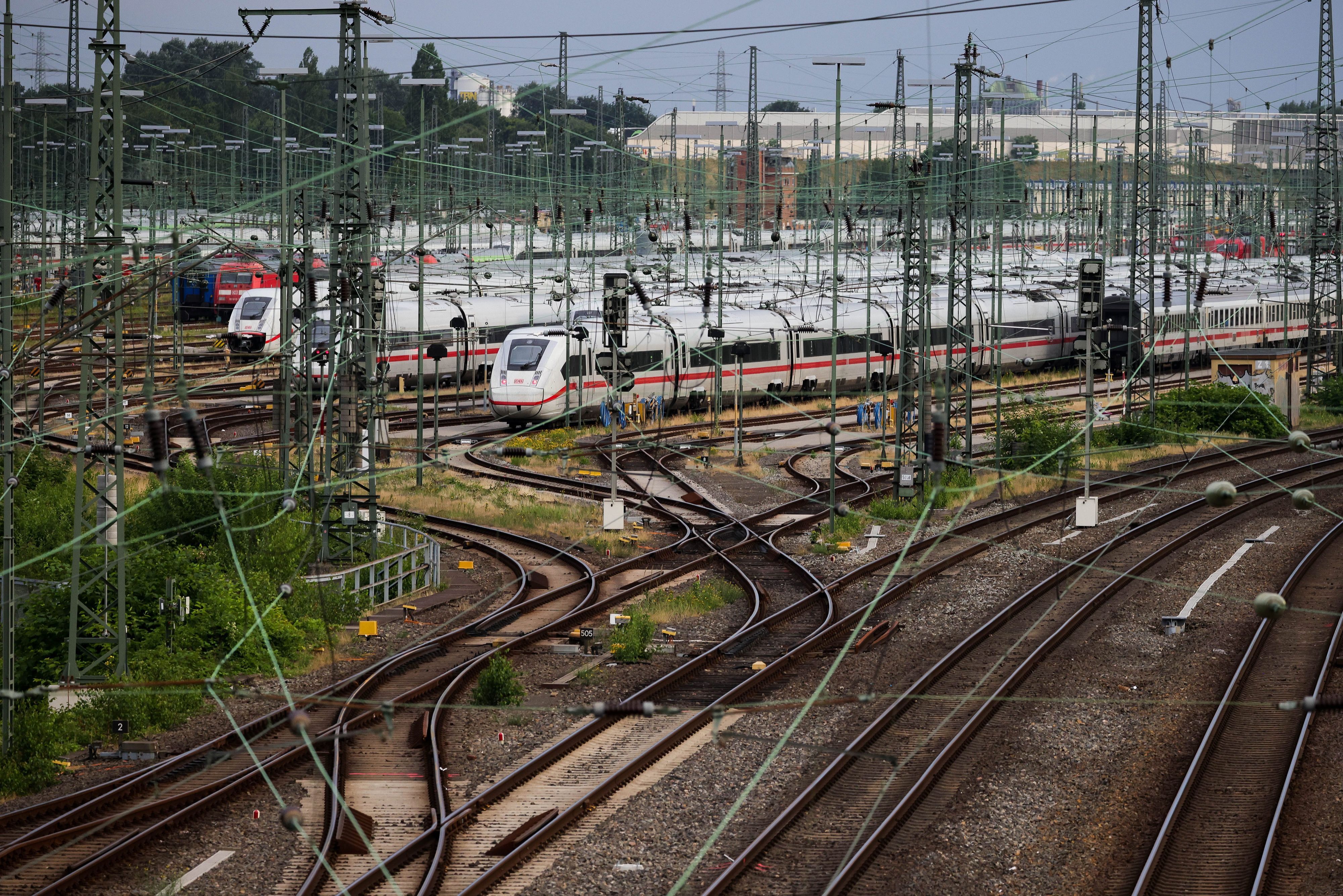 ICE-Züge der Deutschen Bahn (DB) stehen im Betriebswerk Stellingen auf den Gleisen.