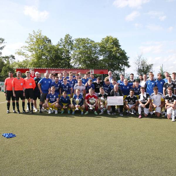 Die beiden Mannschaften des Endspiels, SSV Nümbrecht und Borussia Derschlag stehen in der Spielfeldmitte zum Foto.