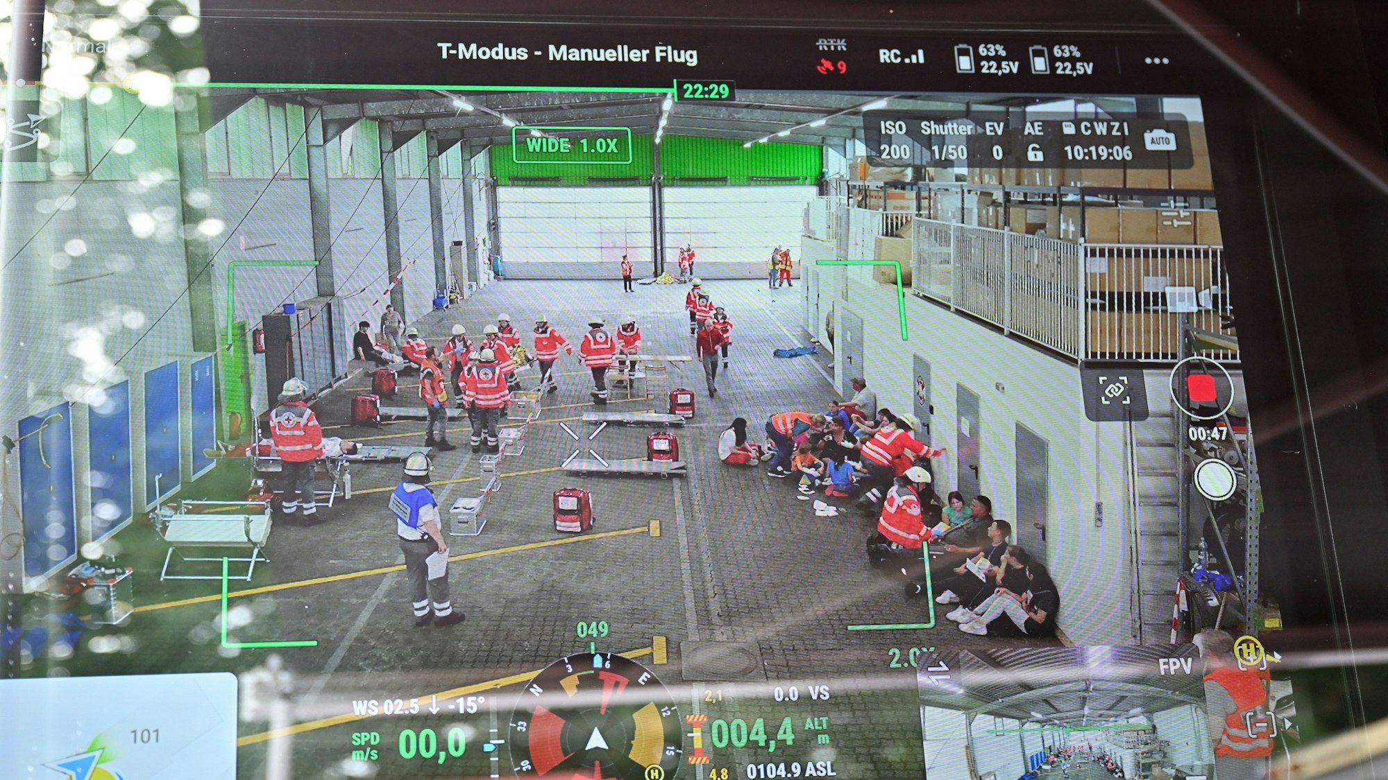 Auf einem Bildschirm ist die Einsatzstelle der DRK-Übung aus der Perspektive der eingesetzten Drohne zu sehen.