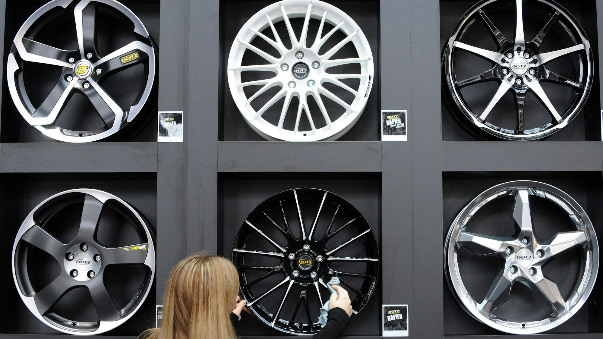 Das Bild zeigt mehrere hochwertige Autofelgen an einer Wand.