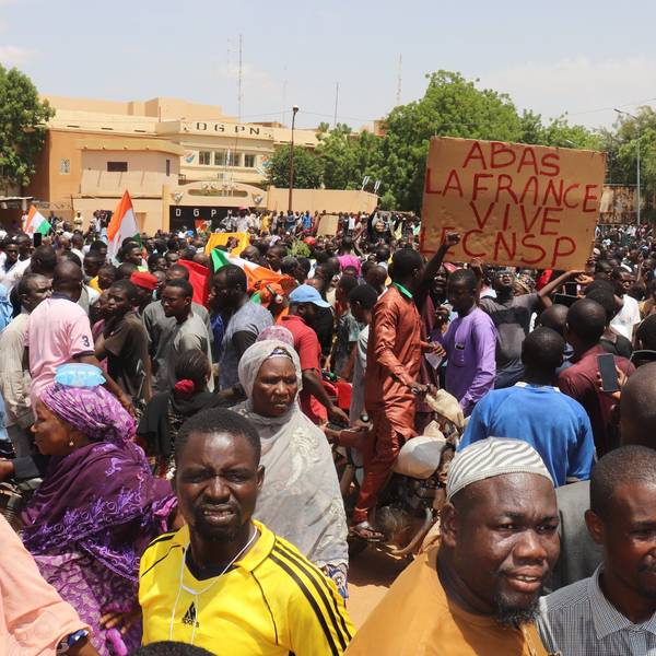 Niger, Niamey: Demonstranten nehmen an einem Marsch zur Unterstützung der Putschisten in der Hauptstadt teil, in der Mitte ein Schild mit der Aufschrift ‚Nieder mit Frankreich, es lebe der CNSP‘ ('Nationaler Rat für den Schutz des Vaterlandes'