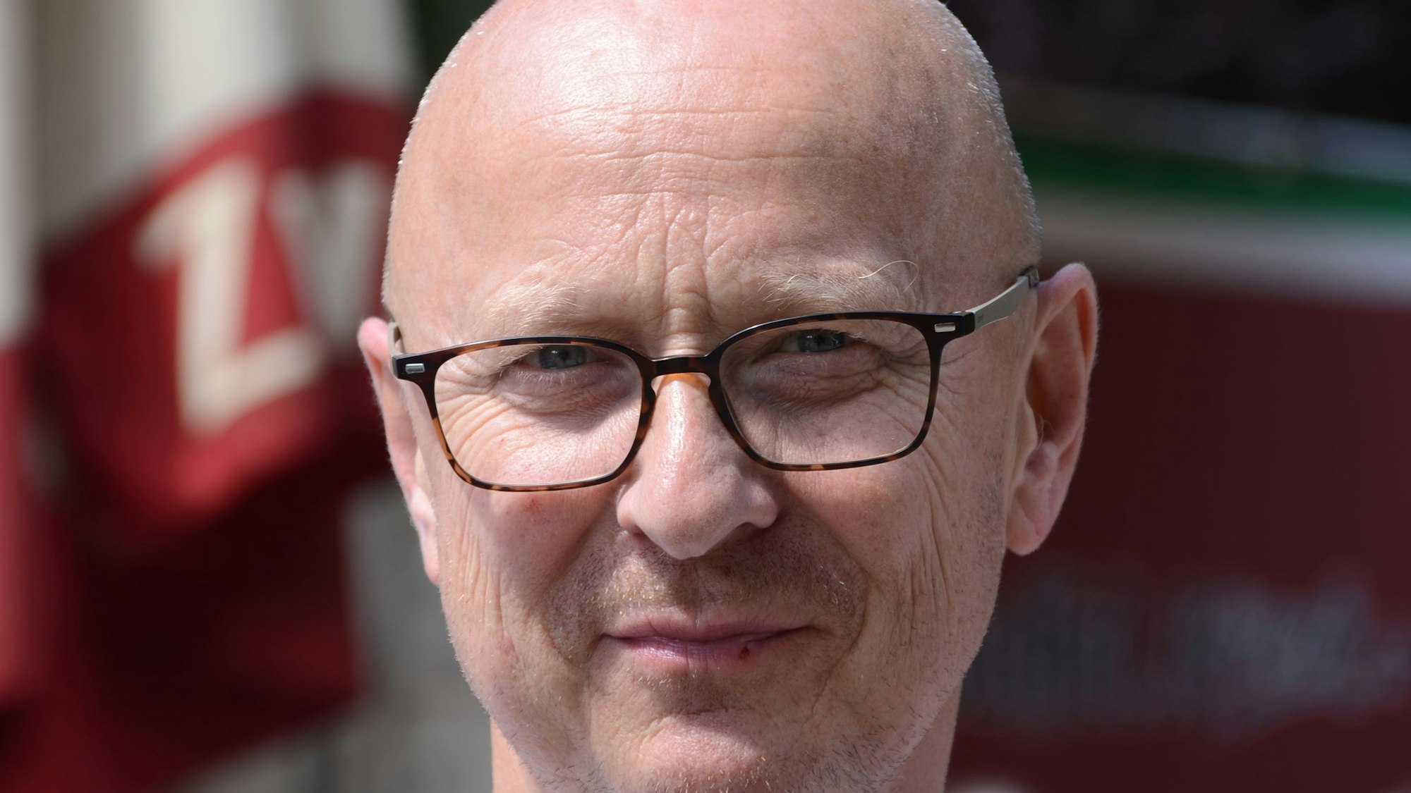 Ein Mann mit einer Brille blickt in die Kamera.