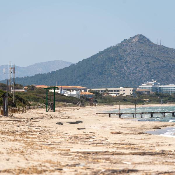 Die Playa de Muro in der Bucht von Alcudia auf Mallorca mit ihrem Holzsteg