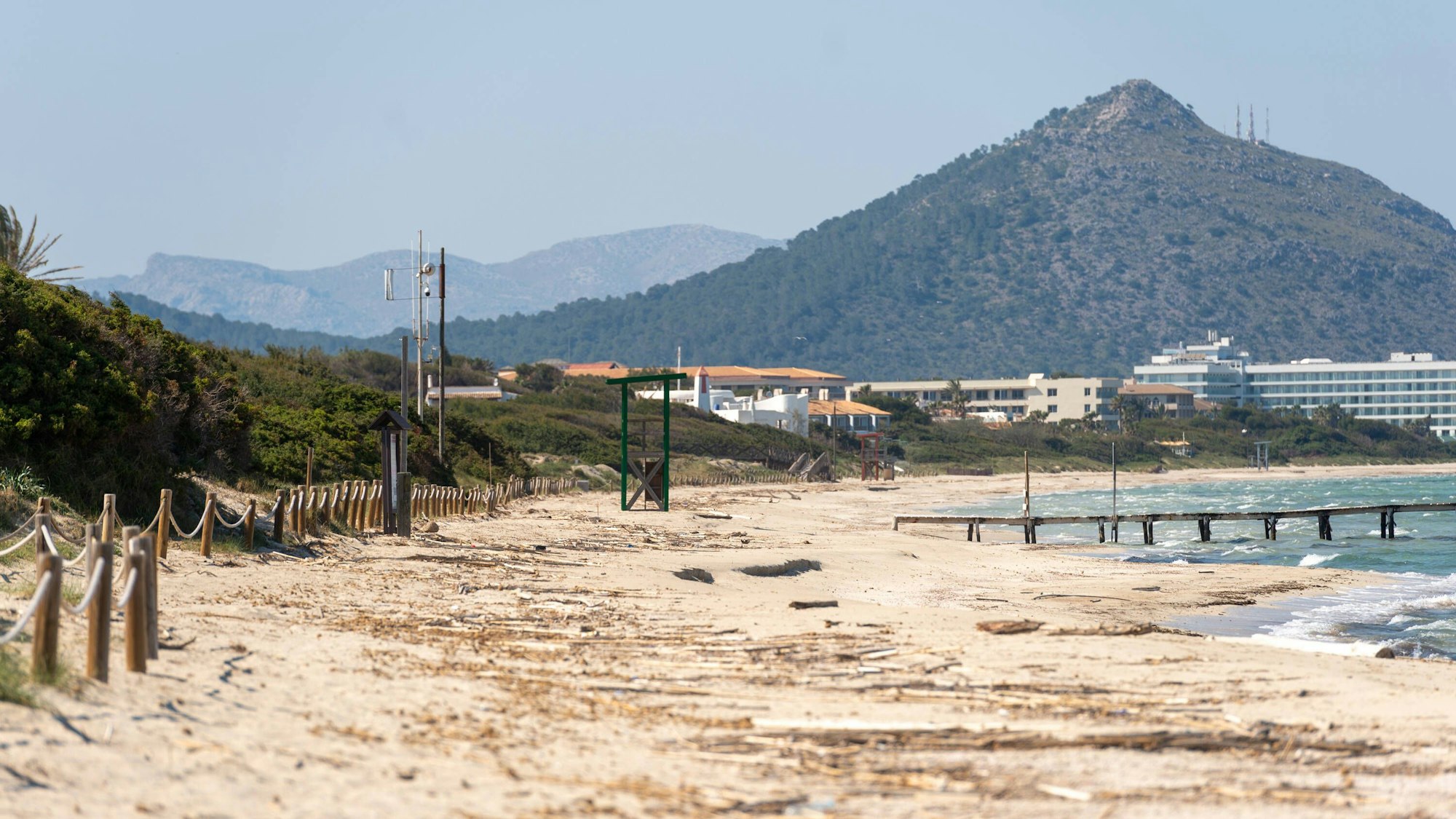 Die Playa de Muro in der Bucht von Alcudia auf Mallorca mit ihrem Holzsteg