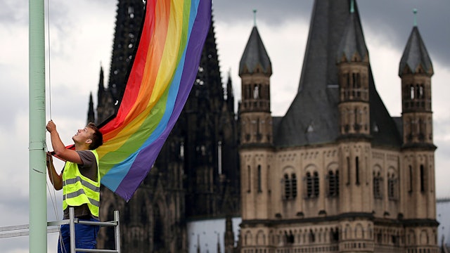 Streitthema in der katholischen Kirche: der Umgang mit nicht-heterosexuellen Menschen.