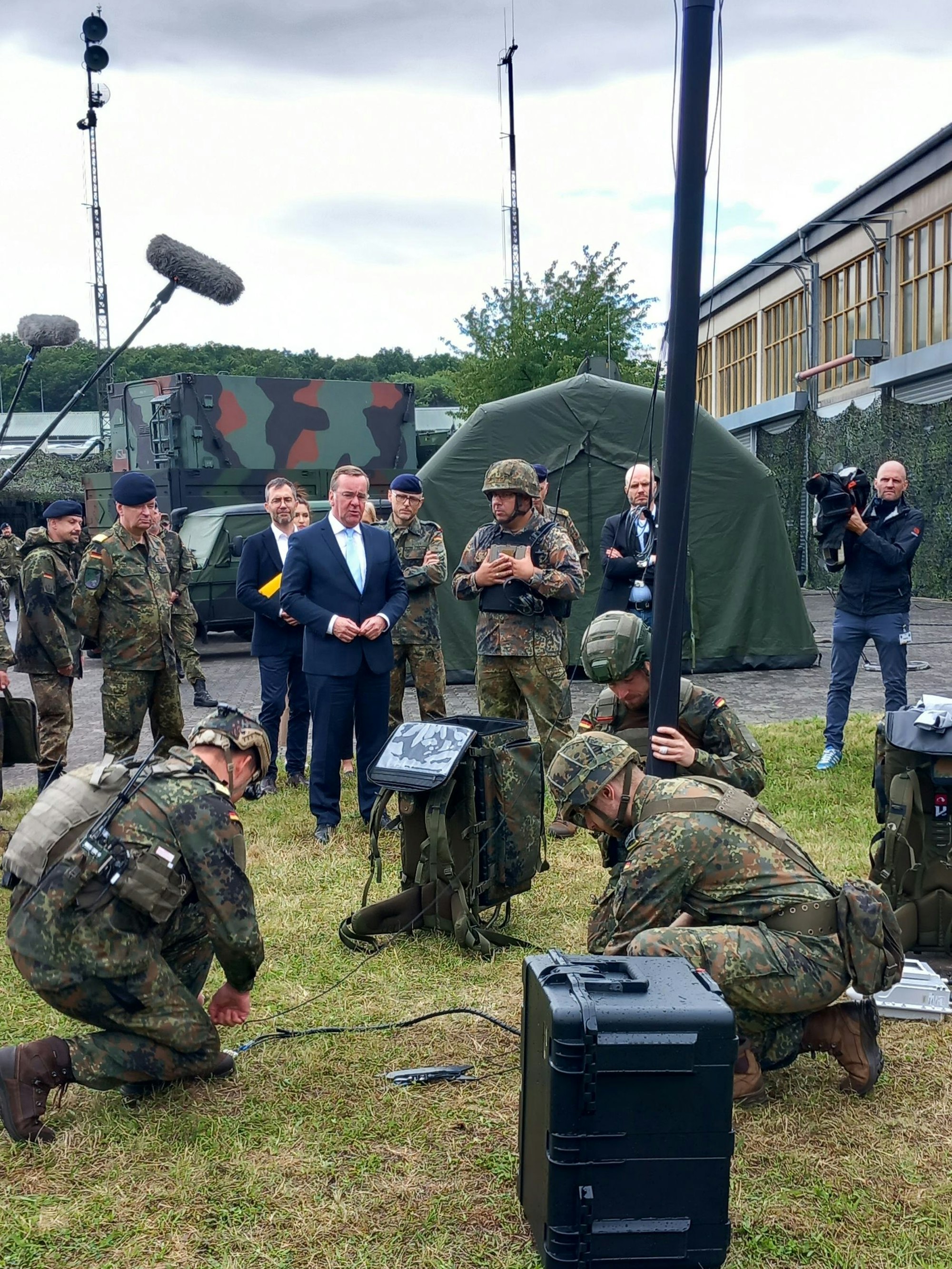31.7.2023 Tomburg-Kaserne Rheinbach. Die Bundeswehr führt Verteidigungsminister Boris Pistorius vor, wie sie weltweit Kommunikation aufrechterhalten oder stören kann. Hier eine Einheit aus Gerolstein.