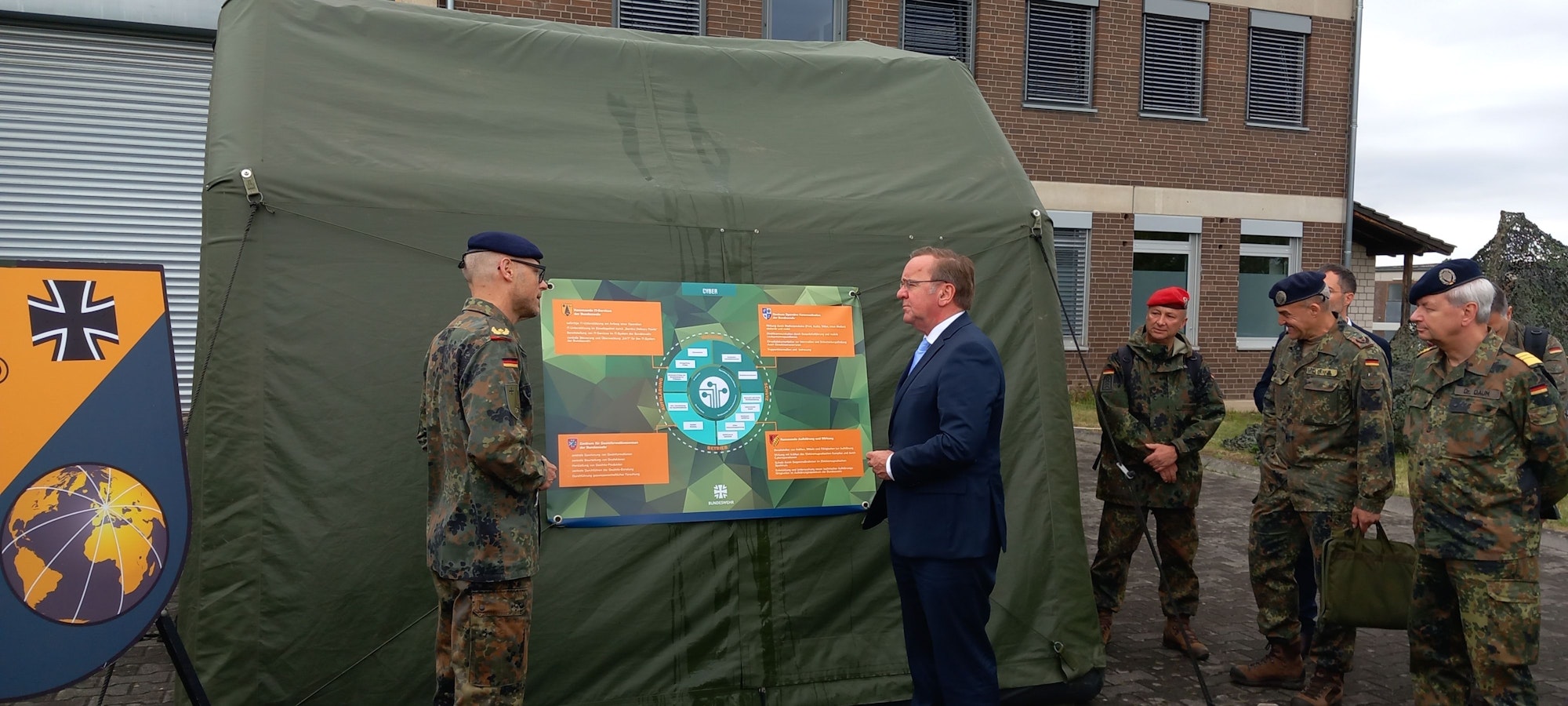 31.7.2023 Tomburg-Kaserne Rheinbach. Die Bundeswehr führt Verteidigungsminister Boris Pistorius vor, wie sie weltweit Kommunikation aufrechterhalten oder stören kann. Hier eine Einheit aus Gerolstein.