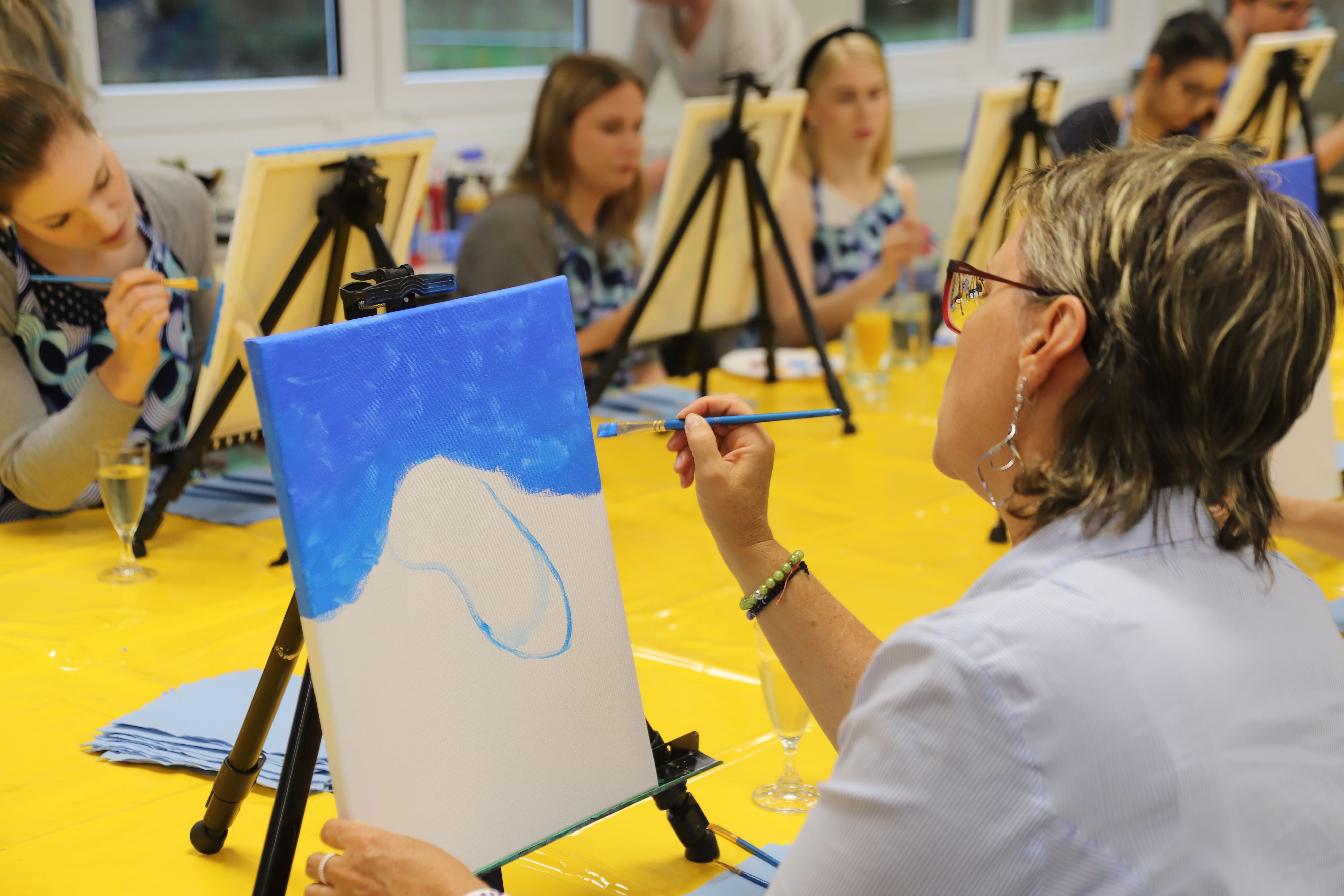 Heike Krause beginnt mit der Niere und dem Blau des Himmels für den Hintergrund.