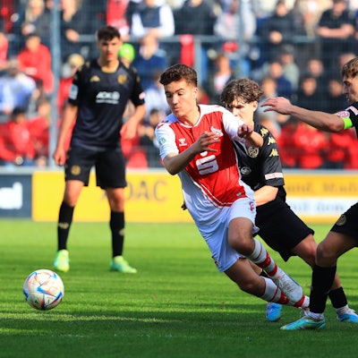 Etienne Borie Koeln im Zweikampf mit Brajan Gruda Mainz 1. FC Koeln vs 1. FSV Mainz 05, Fussball, A-Junioren-Bundesliga, 14.04.2023 DFB regulations prohibit any use of photographs as image sequences and/or quasi-video. 1. FC Koeln vs 1. FSV Mainz 05, Fussball, A-Junioren-Bundesliga, 14.04.2023 Koeln *** Etienne Borie Koeln in duel with Brajan Gruda Mainz 1 FC Koeln vs 1 FSV Mainz 05, Football, A Junioren Bundesliga, 14 04 2023 DFB regulations prohibit any use of photographs as image sequences and or quasi video 1 FC Koeln vs 1 FSV Mainz 05, Football, A Junioren Bundesliga, 14 04 2023 Koeln Copyright: xEibner-Pressefotox EP_RWS